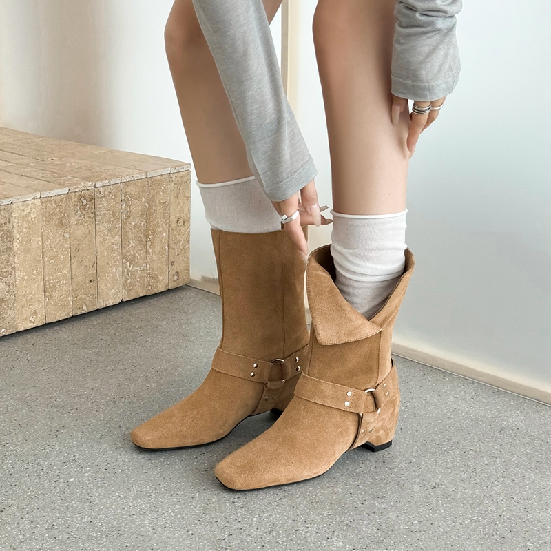 Street Fashion Look - รองเท้าบูทข้อเท้าทรงสลัชชี่หนังกลับสำหรับผู้หญิง สายรัดแบบหัวเข็มขัด ส้นเตี้ย ดีไซน์เท่ห์ๆ สไตล์ลำลอง สำหรับลุคแฟชั่นสุดคูลในฤดูใบไม้ร่วง/ฤดูหนาว