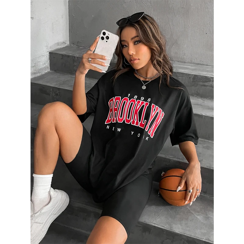Street Fashion New York 2025 - แฟชั่นสตรีวินเทจเสื้อยืด 1898 Brooklyn New York เสื้อแขนสั้น
