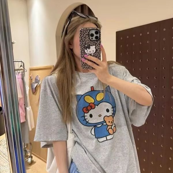 Street Fashion Designer - เสื้อยืดแขนสั้นพิมพ์ลายเฮลโล คิตตี้ ซานริโอผู้หญิงฤดูร้อนใหม่ดีไซน์หลวมอเนกประสงค์ผ้าฝ้ายแท้เสื้อแฟชั่นแนวสตรีทแสนสนุก